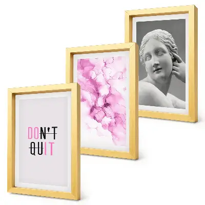 Gallery wall met abstracte aquarel, inspirerende slogan en oude sculptuur