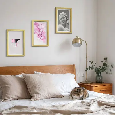 Gallery wall met abstracte aquarel, inspirerende slogan en oude sculptuur