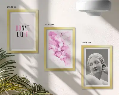 Gallery wall met abstracte aquarel, inspirerende slogan en oude sculptuur