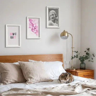Gallery wall met abstracte aquarel, inspirerende slogan en oude sculptuur