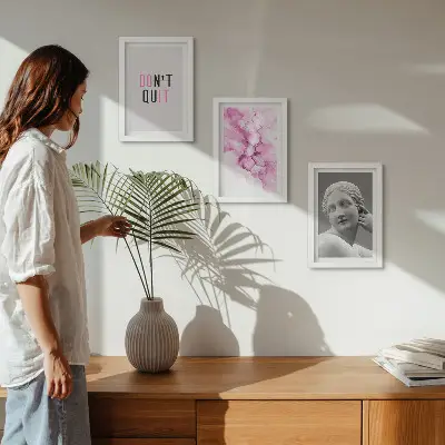 Gallery wall met abstracte aquarel, inspirerende slogan en oude sculptuur