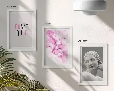Gallery wall met abstracte aquarel, inspirerende slogan en oude sculptuur