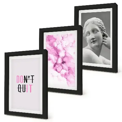 Gallery wall met abstracte aquarel, inspirerende slogan en oude sculptuur