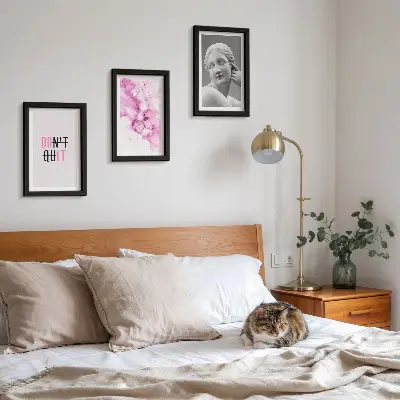 Gallery wall met abstracte aquarel, inspirerende slogan en oude sculptuur