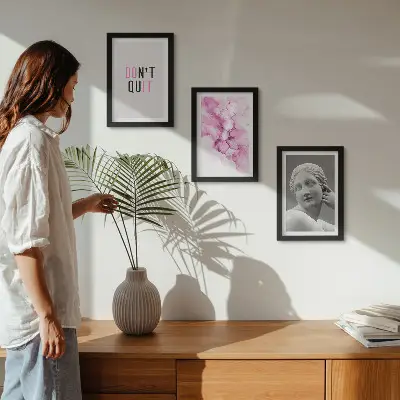 Gallery wall met abstracte aquarel, inspirerende slogan en oude sculptuur