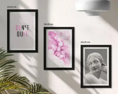 Gallery wall met abstracte aquarel, inspirerende slogan en oude sculptuur