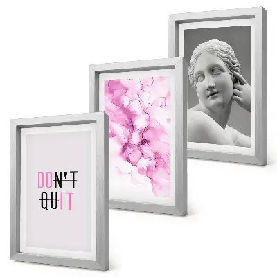 Gallery wall met abstracte aquarel, inspirerende slogan en oude sculptuur