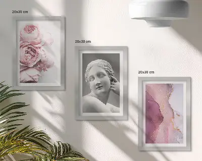 Set van ingelijste schilderijen met abstracte sculptuur van een romantische pioenroos en een vrouw