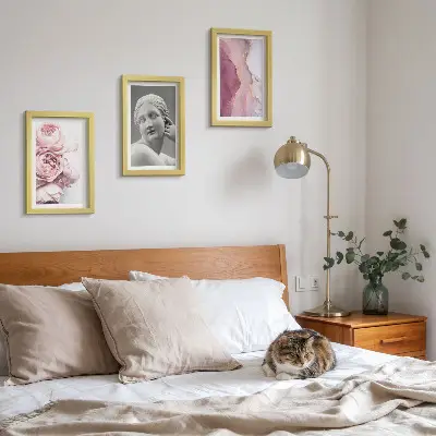 Set van ingelijste schilderijen met abstracte sculptuur van een romantische pioenroos en een vrouw