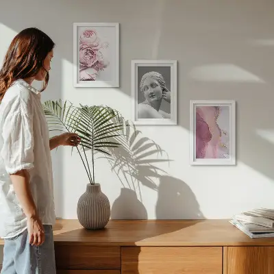 Set van ingelijste schilderijen met abstracte sculptuur van een romantische pioenroos en een vrouw