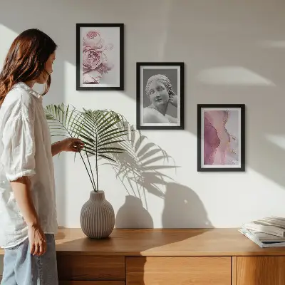 Set van ingelijste schilderijen met abstracte sculptuur van een romantische pioenroos en een vrouw
