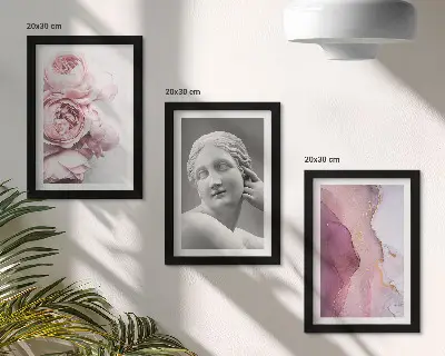 Set van ingelijste schilderijen met abstracte sculptuur van een romantische pioenroos en een vrouw