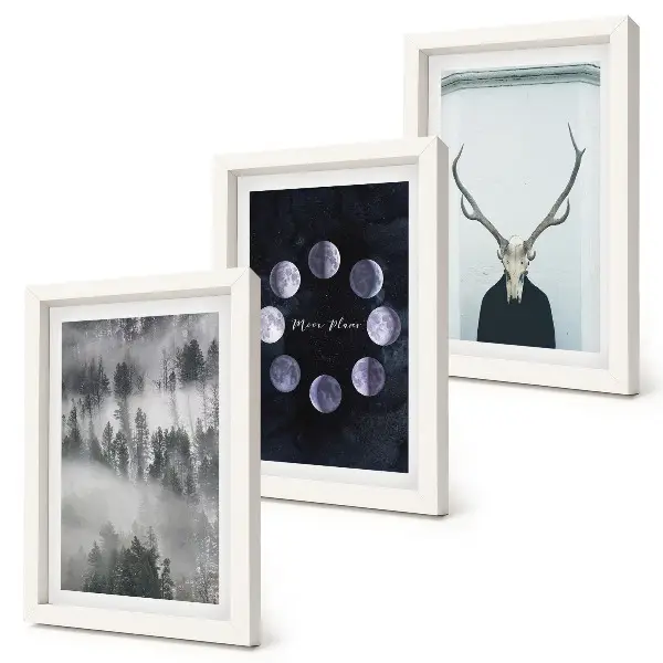 Gallery wall met boslandschap in de mist, maanfasen en hertenkop