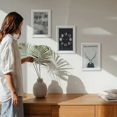 Gallery wall met boslandschap in de mist, maanfasen en hertenkop