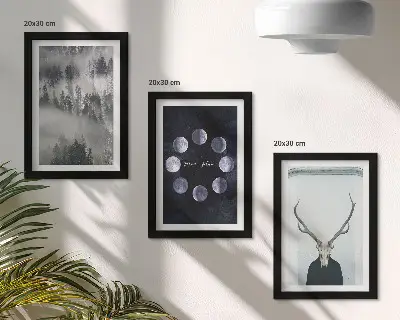 Gallery wall met boslandschap in de mist, maanfasen en hertenkop