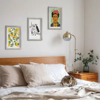 Set van ingelijste schilderijen wijnfles met citroenen en portret van Frida Kahlo