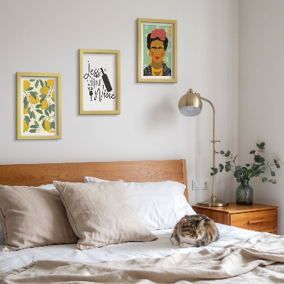 Set van ingelijste schilderijen Een wijnfles met citroenen, portret van Frida Kahlo