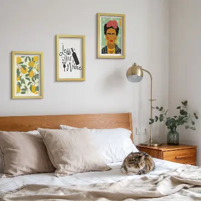 Set van ingelijste schilderijen wijnfles met citroenen en portret van Frida Kahlo