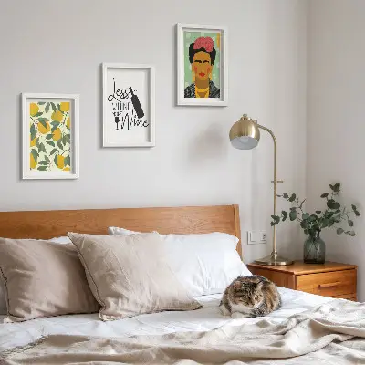 Set van ingelijste schilderijen wijnfles met citroenen en portret van Frida Kahlo