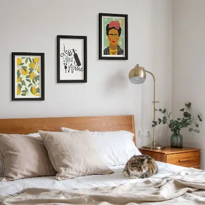 Set van ingelijste schilderijen wijnfles met citroenen en portret van Frida Kahlo