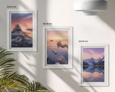 Gallery wall met landschappen van bergen, meren en zonsondergangen