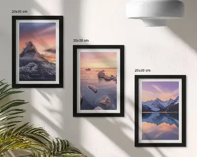 Gallery wall met landschappen van bergen, meren en zonsondergangen