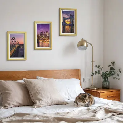 Set van ingelijste schilderijen met bruggen en stadsgezichten bij zonsondergang