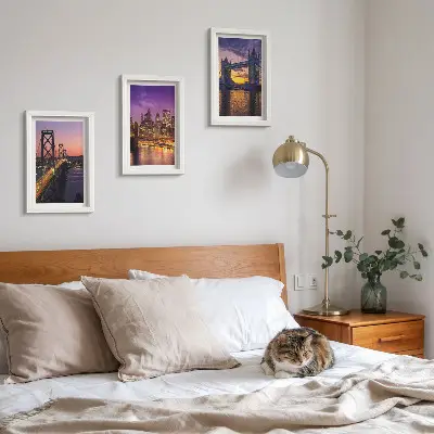 Set van ingelijste schilderijen met bruggen en stadsgezichten bij zonsondergang