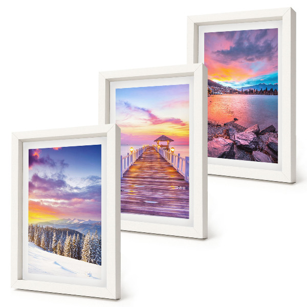 Set van ingelijste schilderijen Winters berglandschap met een steiger aan het meer.