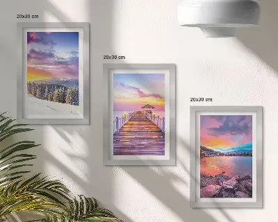 Set ingelijste schilderijen met een winters berglandschap en een steiger aan het meer