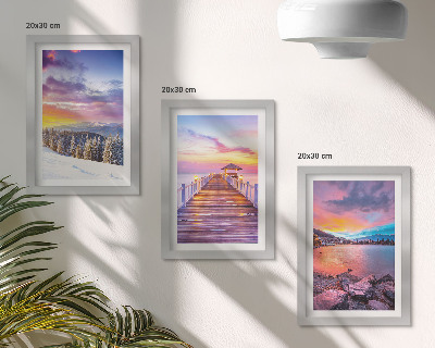 Set van ingelijste schilderijen Winters berglandschap met een steiger aan het meer.