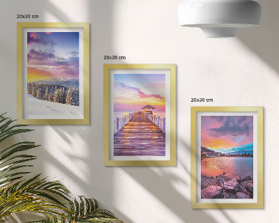 Set van ingelijste schilderijen Winters berglandschap met een steiger aan het meer.