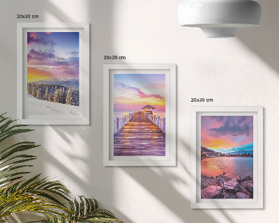 Set van ingelijste schilderijen Winters berglandschap met een steiger aan het meer.