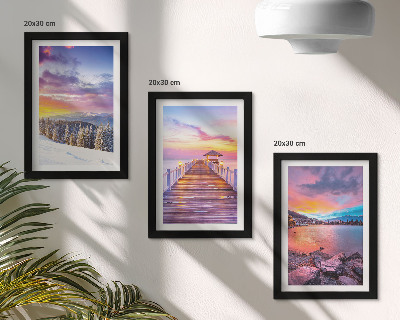 Set van ingelijste schilderijen Winters berglandschap met een steiger aan het meer.