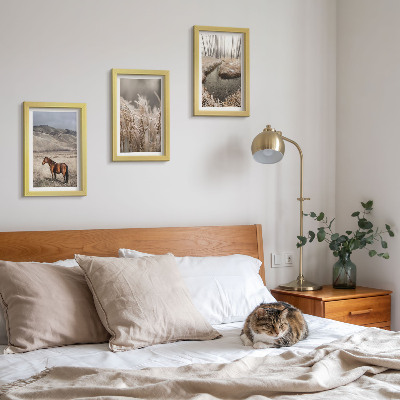 Gallery wall Paarden in een landschap van grassen en een winterse beek.