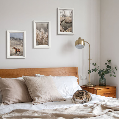 Gallery wall Paarden in een landschap van grassen en een winterse beek.