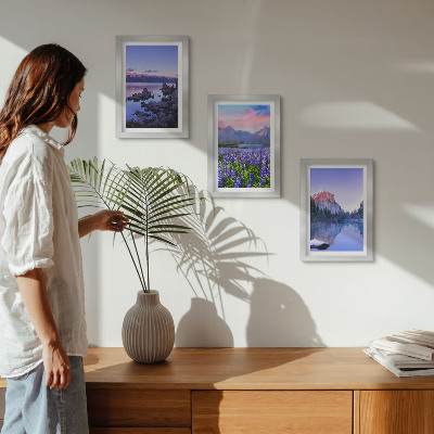 Set van ingelijste schilderijen Berglandschappen met water, lucht en een bloemenveld