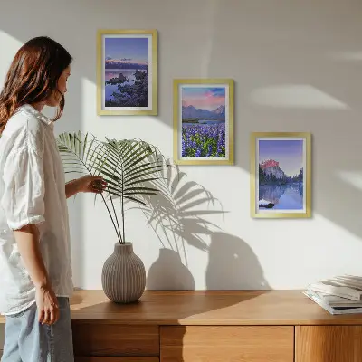 Set ingelijste schilderijen met berglandschappen, water, lucht en een bloemenveld