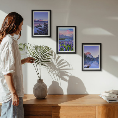 Set van ingelijste schilderijen Berglandschappen met water, lucht en een bloemenveld