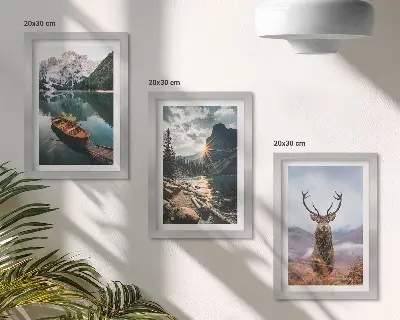 Gallery wall boot op een bergmeer bij zonsondergang met herten in de natuur