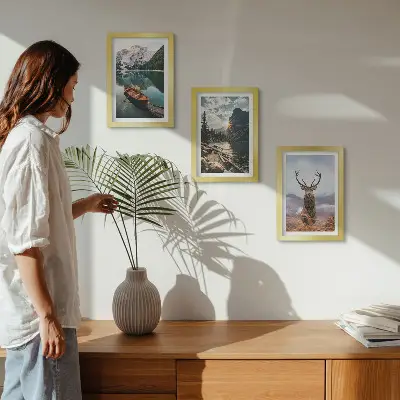 Gallery wall boot op een bergmeer bij zonsondergang met herten in de natuur