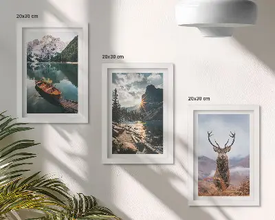 Gallery wall boot op een bergmeer bij zonsondergang met herten in de natuur