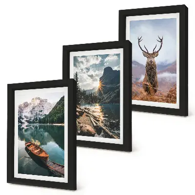 Gallery wall boot op een bergmeer bij zonsondergang met herten in de natuur