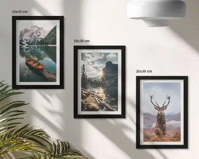 Gallery wall boot op een bergmeer bij zonsondergang met herten in de natuur