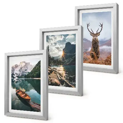 Gallery wall boot op een bergmeer bij zonsondergang met herten in de natuur