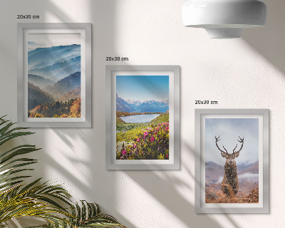 Set van ingelijste schilderijen Berglandschappen met een meer en herten in de natuur.