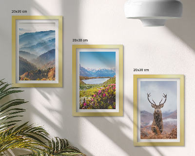 Set van ingelijste schilderijen Berglandschappen met een meer en herten in de natuur.