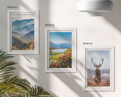 Set van ingelijste schilderijen Berglandschappen met een meer en herten in de natuur.