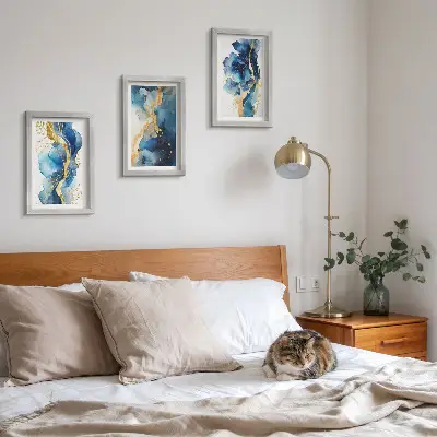 Set van ingelijste schilderijen met blauwe abstracte patronen en subtiele accenten