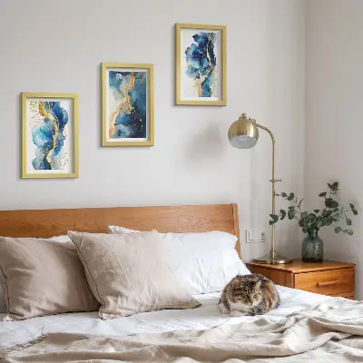 Set van ingelijste schilderijen met blauwe abstracte patronen en subtiele accenten